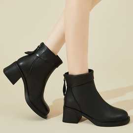 春秋单里/冬季加绒。质量放心，材料很好，和图片一样短筒布PU