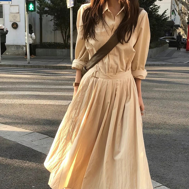 Some of the Current Korean-Style Simple, Everyday, Versatile Long Dresses with a Youthful and Versatile Retro Design, Featuring a Tie and Pleated Design