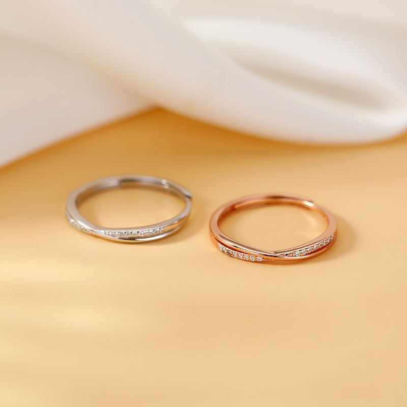 Anello scintillante da donna, realizzato con romanticismo. Elegante e comodo, progettato per esaltare il tuo fascino. Un gioiello discreto ma splendido per gli appuntamenti._voghion.com