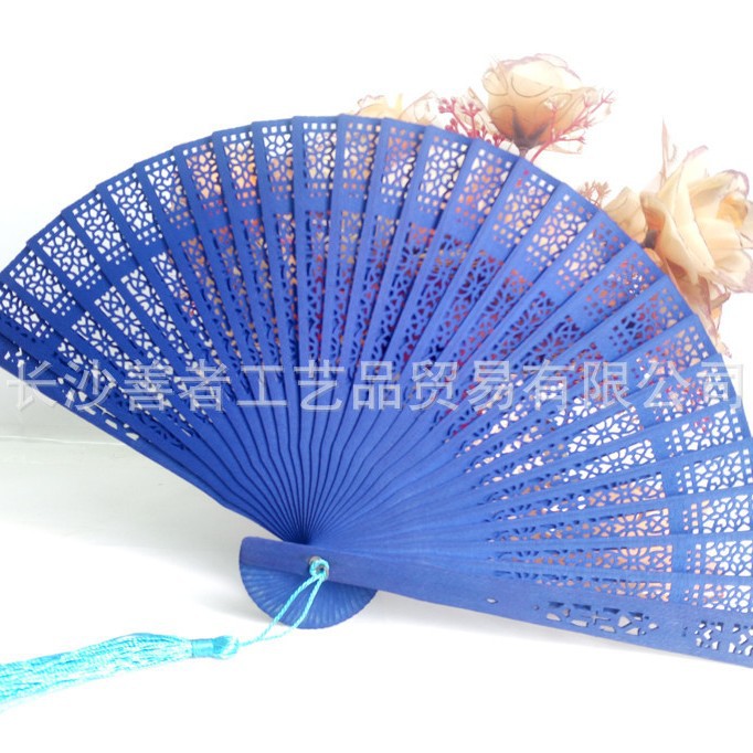 En stock colorido fragante ventilador de madera al por mayor mujer plegable bolsa de ventilador borla hueco tallado ventilador plegable ventilador de madera