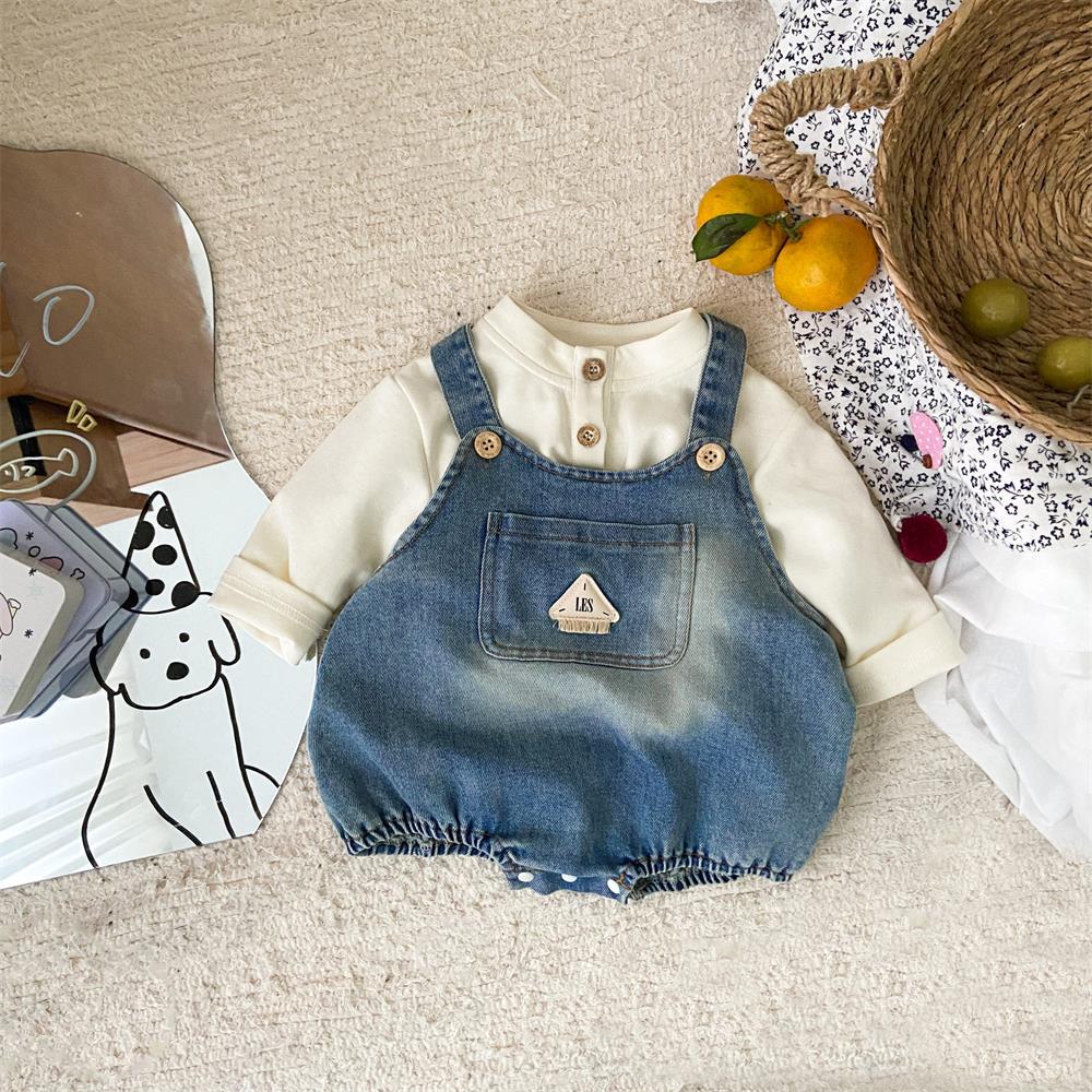 Nuevos productos en la primavera de 2025, mono de bebé coreano con letras de mezclilla, traje de dos piezas de abrigo de manga larga para bebé de estilo occidental