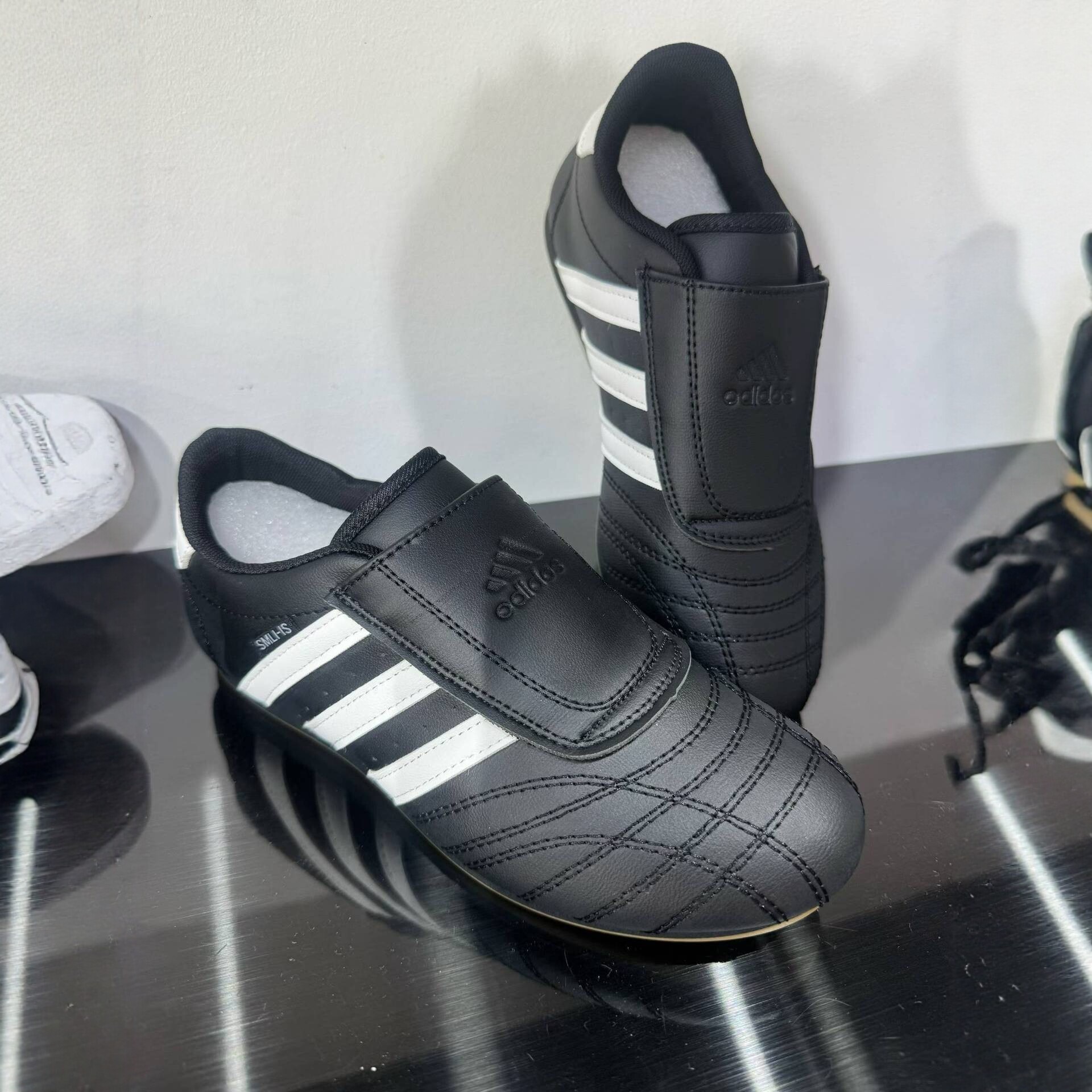 2026 new versatile leather couple's low-top sneakers, unisex lace-up casual shoes, classic black and white design