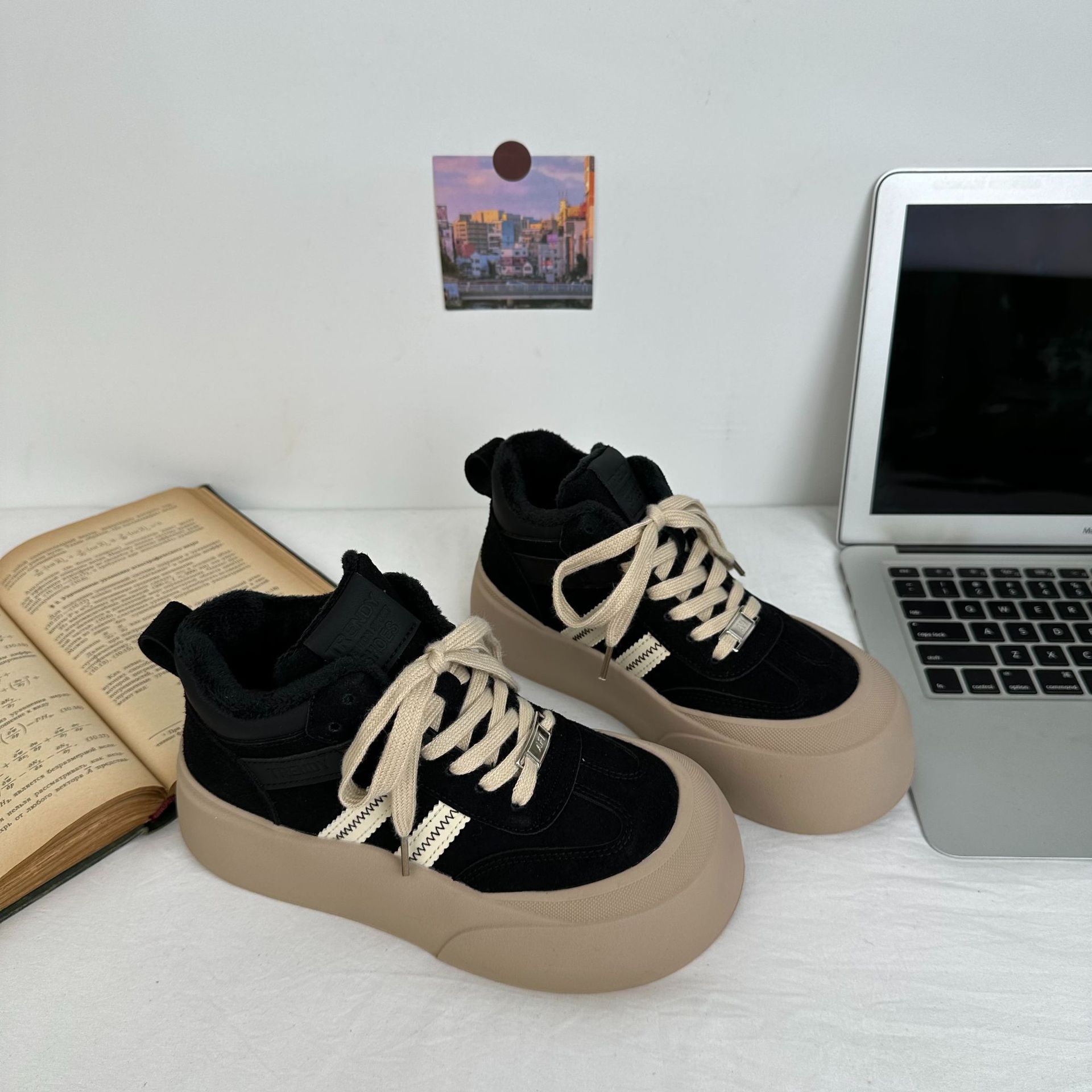 Alta parte superior más pan de terciopelo pequeños zapatos blancos mujer 2024 otoño e invierno suela gruesa aumento zapatos casuales deportes todo-fósforo A9874