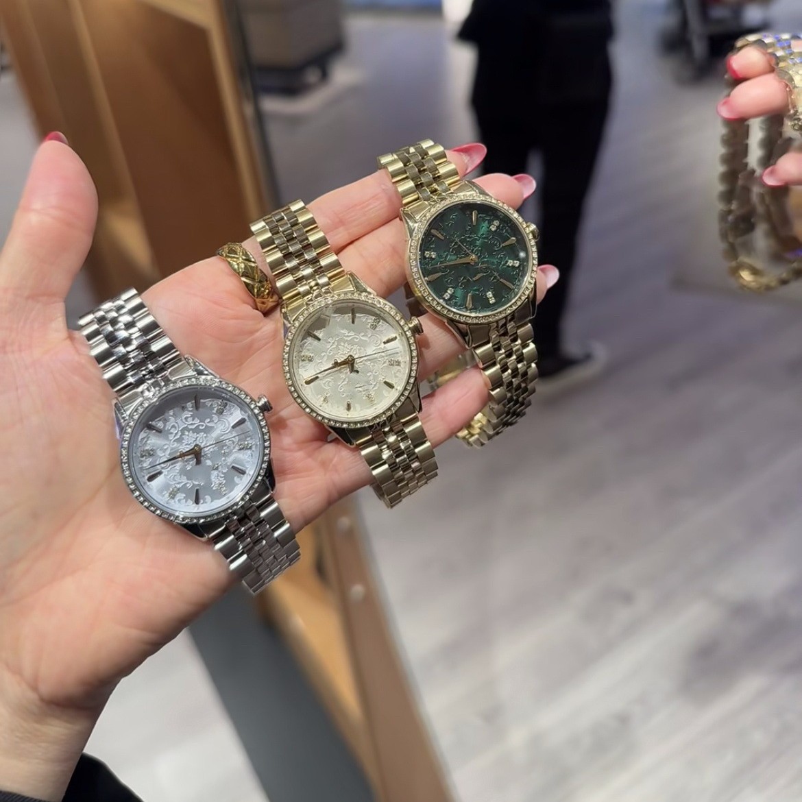 Wholesale Dropshipping of Empress Dowager's New Snowflake Embossed Fashion Watch, High-End Women's Watch, Same Style Quartz Ladies' Watch