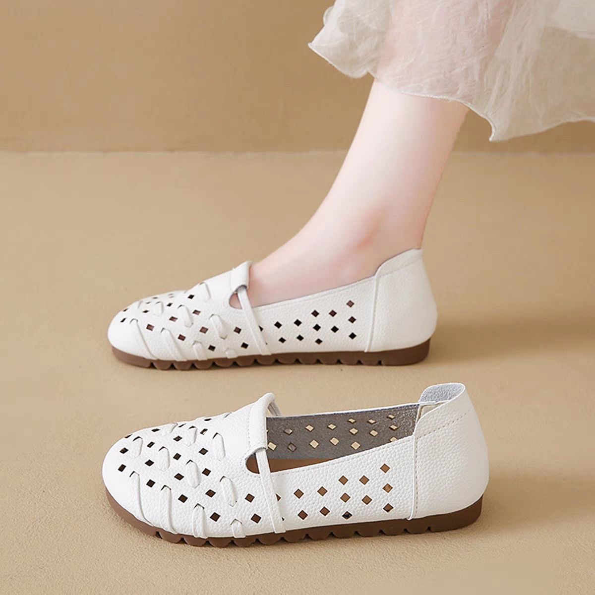 Soft Sole Soft Surface Cut Out Mom Shoes 2025 Summer New Style Comfortable Woven Fabric Casual Sandals Clogs for Women
