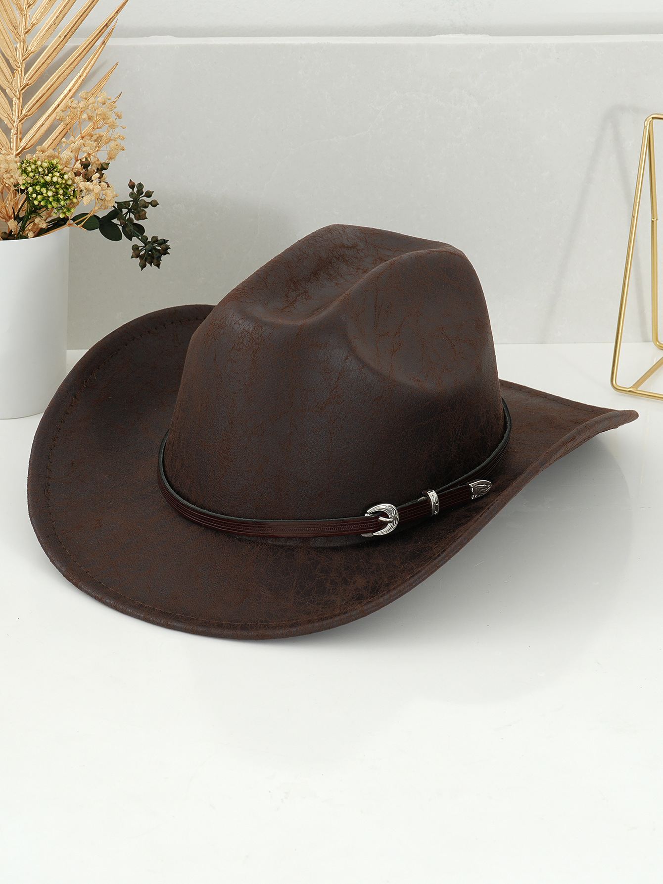 Vintage western cowboyhatt i slitet läder med spänne och mönster_voghion.com
