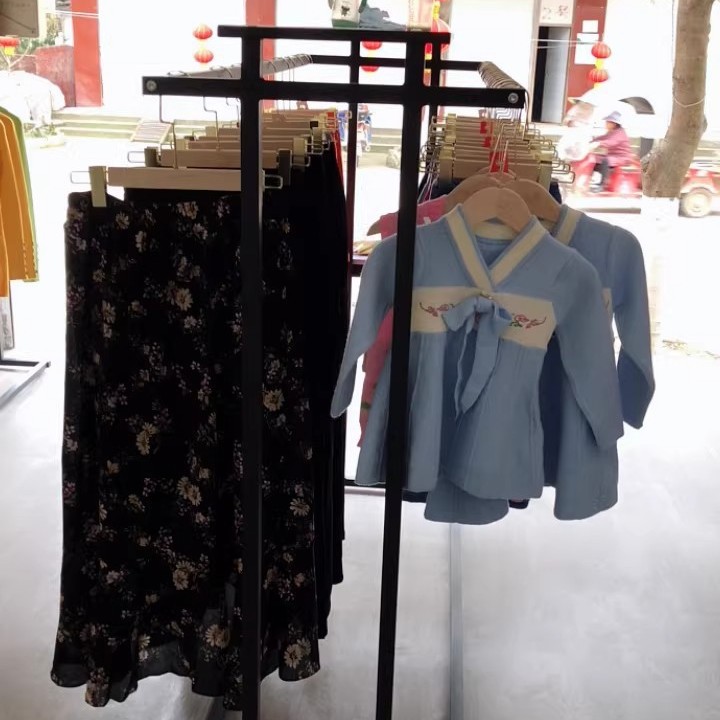 Estante de la isla media simple tienda de ropa estante de exhibición de piso ropa de hombre y mujer ropa infantil doble fila estante medio barra paralela percha lateral