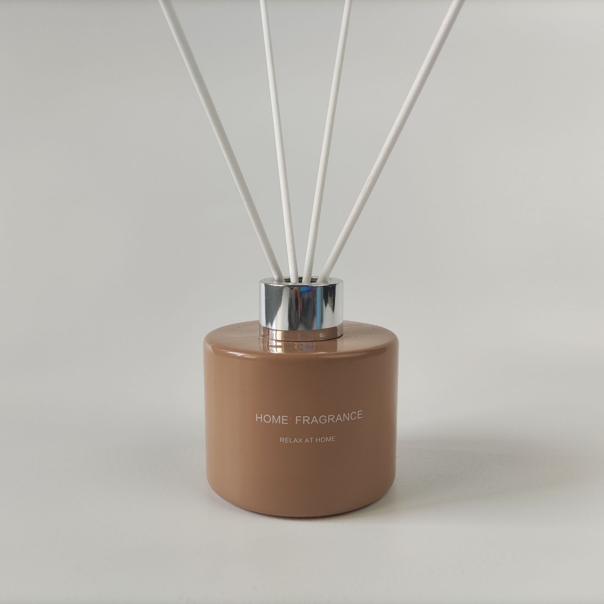 En stock al por mayor 100mL boca de tornillo de gama alta botella de aromaterapia cilíndrica sin fuego botella vacía avanzada botella de aromaterapia montada en el automóvil con tapa