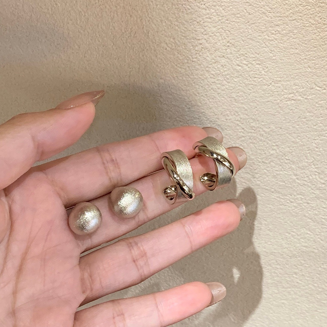 Minimalist and understated frosted coffee gold beaded C-shaped cross layered earrings, simple and versatile, elegant stud earrings