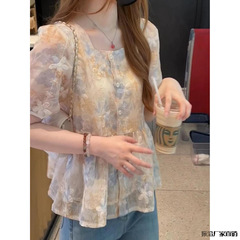 夏の女性用フレンチスクエアカラーパフスリーブシャツ、年齢を軽減するシックなベビードールシャツ、ニッチな甘い刺繍入りフリル