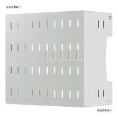 台所の穴の板は穴を開けないで壁面の物置棚の給湯器は醜い板の壁を覆います。
