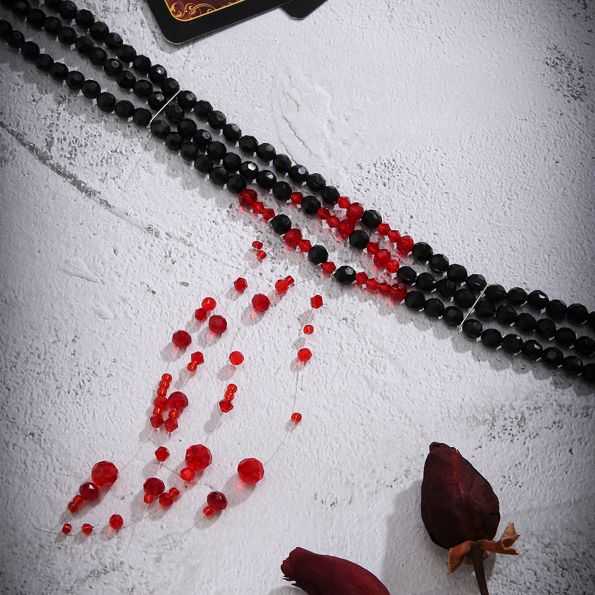 Girocollo goth con perline e frange a goccia di cristallo rosso_voghion.com