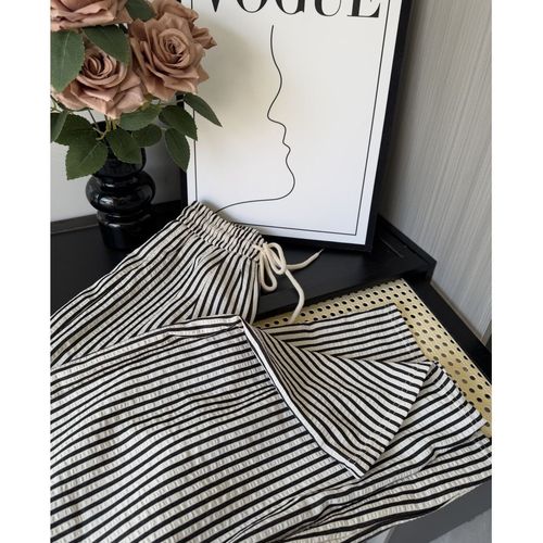 Korean-style relaxed-fit striped casual pants with elastic waistband—summer, slimming, versatile, and featuring a lightweight, straight-leg, wide-leg design for women.