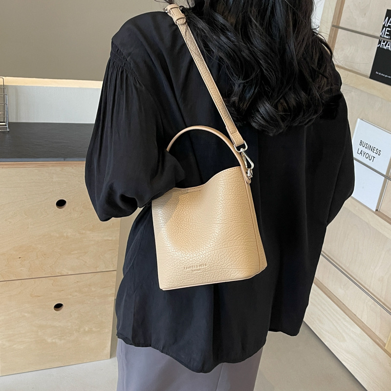 Bolsa de mano con estampado de litchi de alta calidad, dama, 2024 primavera y verano, nueva bolsa de hombro universal, diseño simple, bolsa de cubo