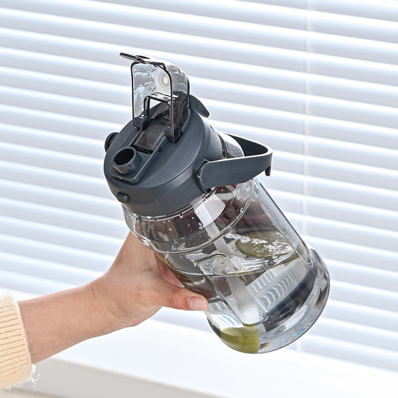 Taza para beber de deportes al aire libre con tapa de bala doble de gran capacidad con asa taza de pajita portátil a prueba de caídas taza de plástico