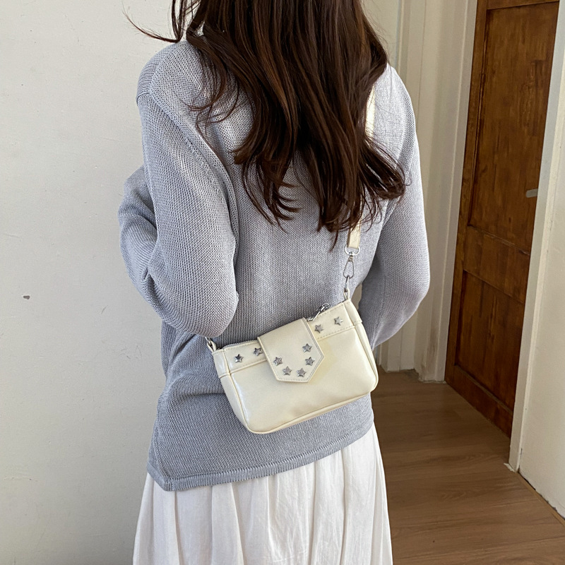 Simple retro bolso axilar 2026 nuevo bolso de remaches personales coreano en el temperamento bolso de hombro de viaje