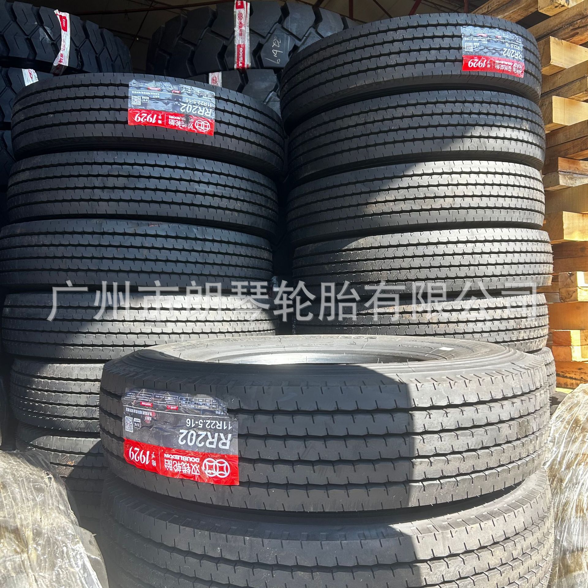 Doble dinero 11R22.5-16 neumáticos de camión de larga distancia autobús de ruedas completas resistentes al desgaste tres paquetes de neumáticos vacíos