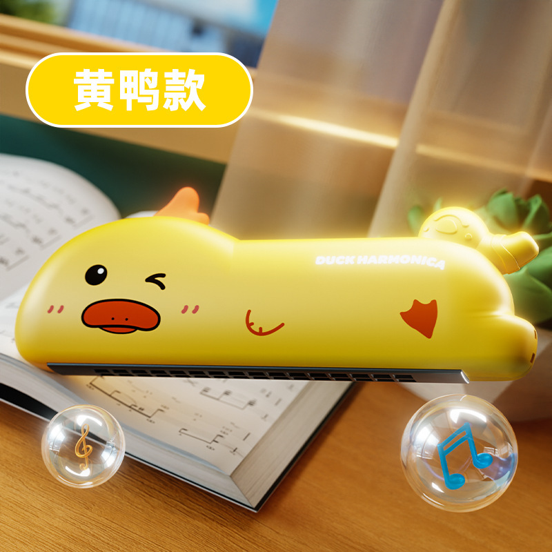 子供は大きいサイズの口オルガンを吹くことができます。|undefined