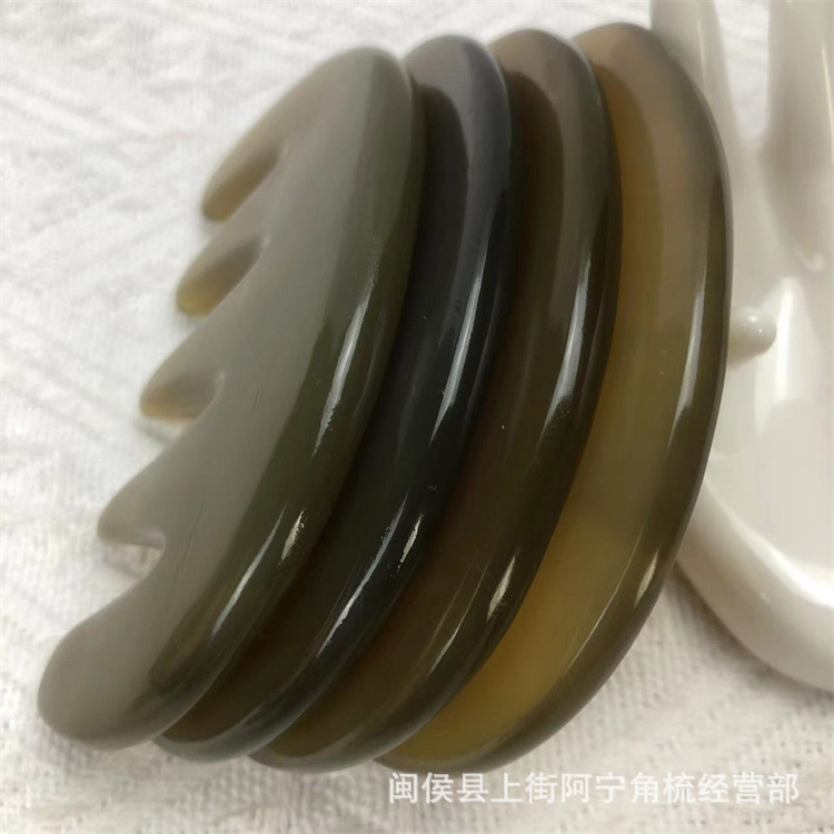 Natural Horn Five-Tooth Comb Head Massage Comb Gua Sha Scraping Board Meridian Gua Sha Tool in use