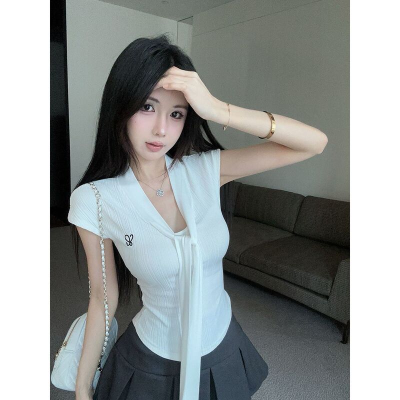 College-Style Tie-Neck Short-Sleeved Shirt for Women in Summer, Sexy Halter-Neck Top with a Cinched Waist, Beautiful and Stylish