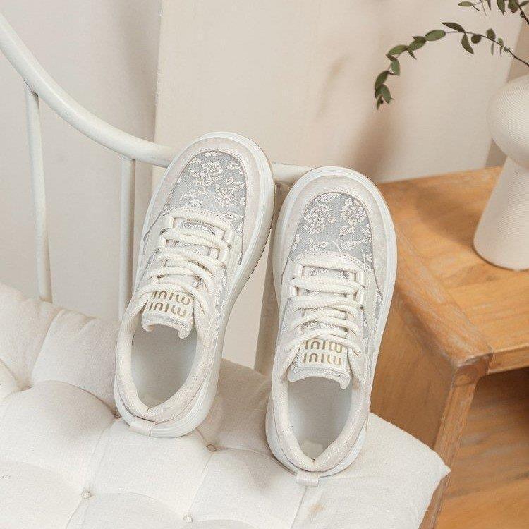 Nuevos zapatos blancos de malla hueca chinos para mujeres 2024 otoño nuevos zapatos de encaje transpirables casuales de suela suave