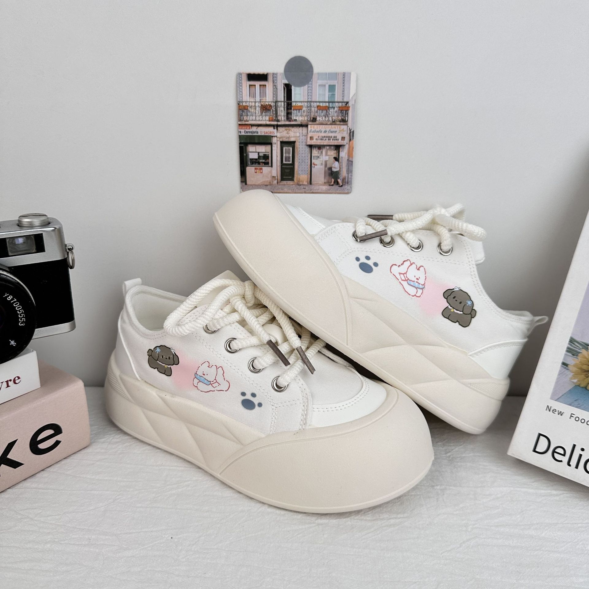 YuanWa lindos zapatos de skate suaves para mujeres 2025 verano nuevo estilo universal chic con suela gruesa pequeña zapatos de pan casuales blancos