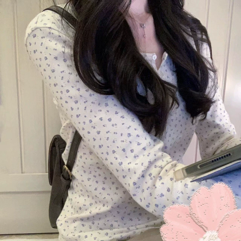 Base body-friendly fitted long-sleeve with a round collar, floral print