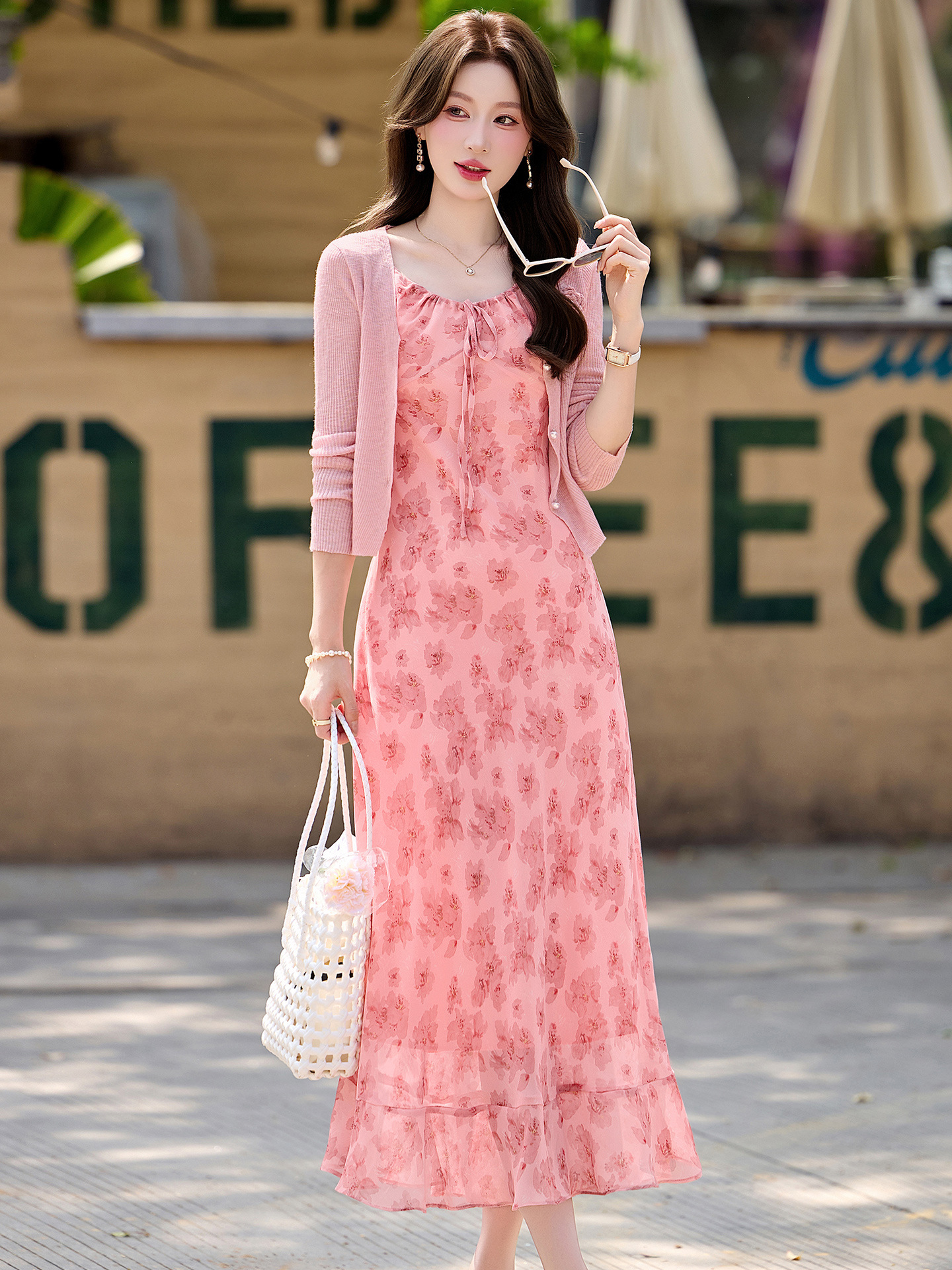 Bộ váy hai dây kèm áo khoác cardigan họa tiết hoa nhí dáng chữ A — Màu hồng, xanh lá cây