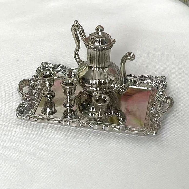 사각 접시와 찻주전자