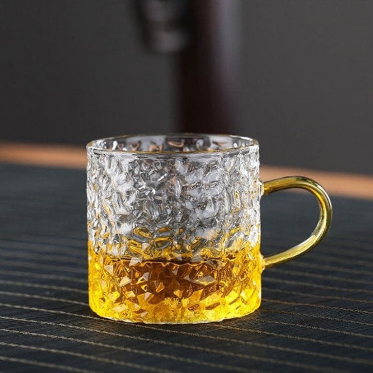 Japanese with a forged pattern glass tea cup for home use