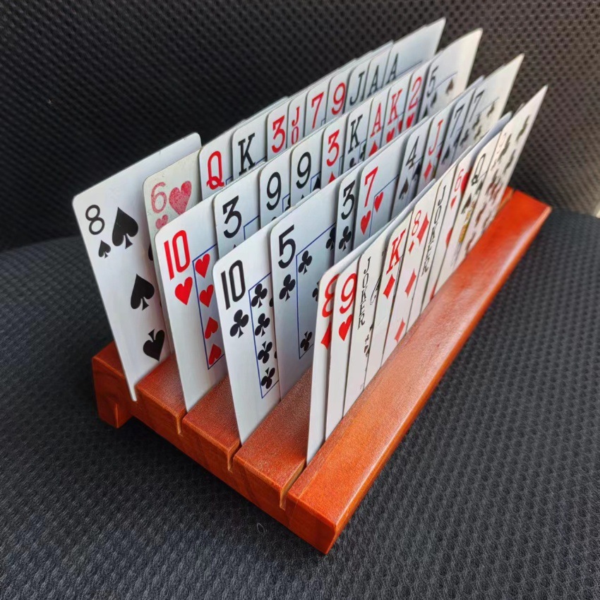 Una pieza al por mayor de madera jugando a los naipes soporte de madera de la exhibición de la tarjeta de juego de la familia
