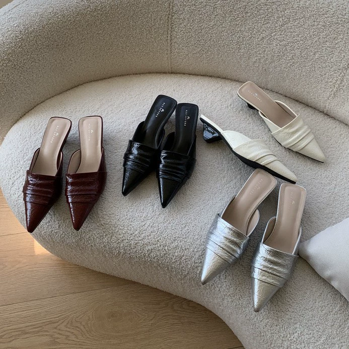 Толстые каблуки французского шлепанца половина тапочек на улице Женская обувь весна и лето 2025 новая ленивая одна нога серебряная одиночная обувь