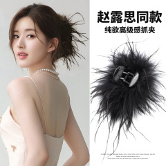 大きいサイズの羽のヘアピンの女性の後頭部はネットの赤い新型のサメのヘアピンのダチョウの毛の頭飾りをつかみます。