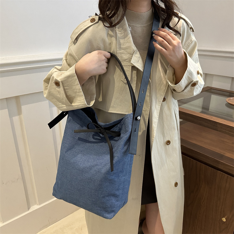 Bolso de denim de gran capacidad para mujeres verano 2024 nueva moda coreana nicho bolso de cubo bolso de hombro mochila