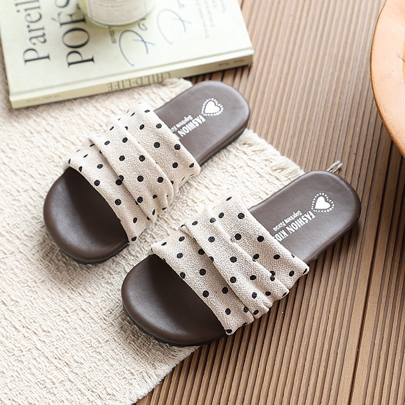 Niñas plegadas onduladas zapatillas de fondo plano 2026 verano nuevos niños de dedos desnudos sandalias Bocken una palabra sandálias
