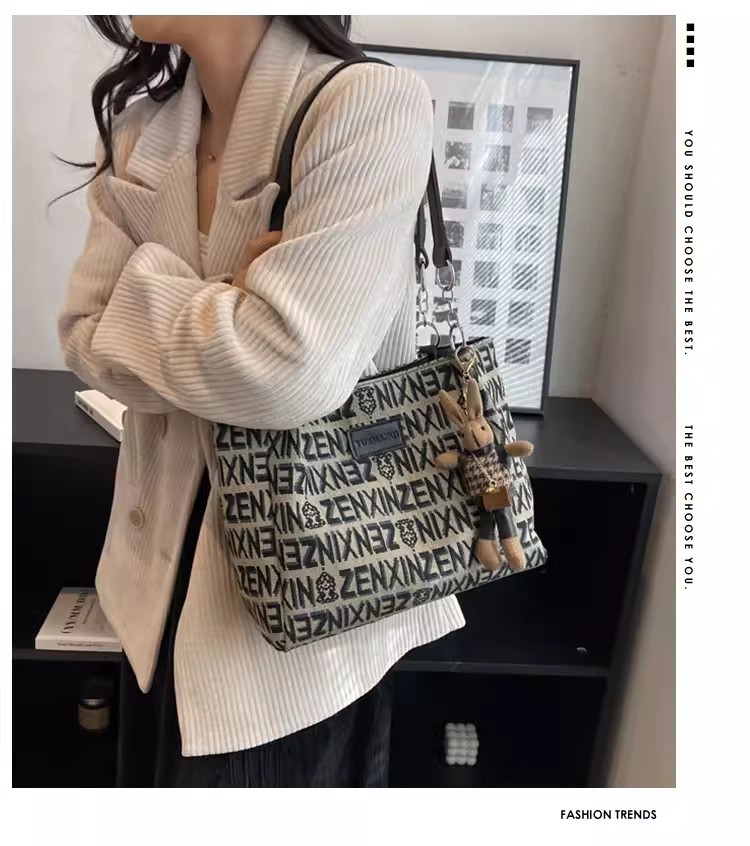 High-end quality niche bag for women 2023 new versatile single-shoulder underarm tote bag, niche hand-carry commuting fabric bag full figure