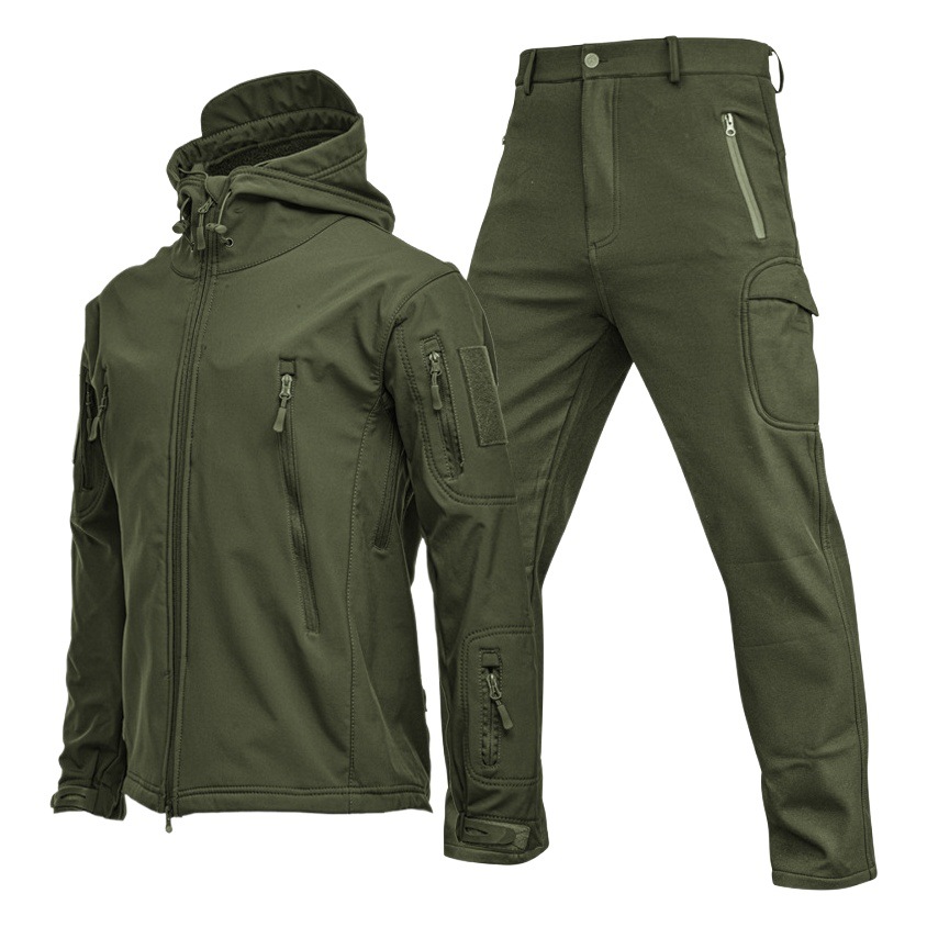 Fuente de la fábrica en stock transfronteriza de piel de tiburón cáscara suave cálido a prueba de viento tres en uno de los hombres chaqueta transpirable al aire libre chaqueta traje