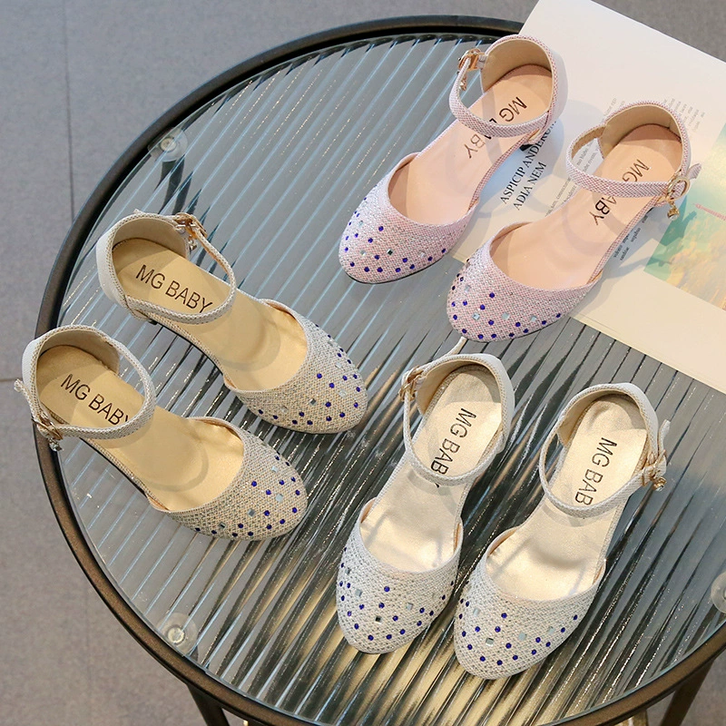 Горный хрусталь Блестки для девочек на высоком каблуке 2023 летние новые римские туфли для маленьких девочек модные сандалии на массивном каблуке подиуковые туфли
