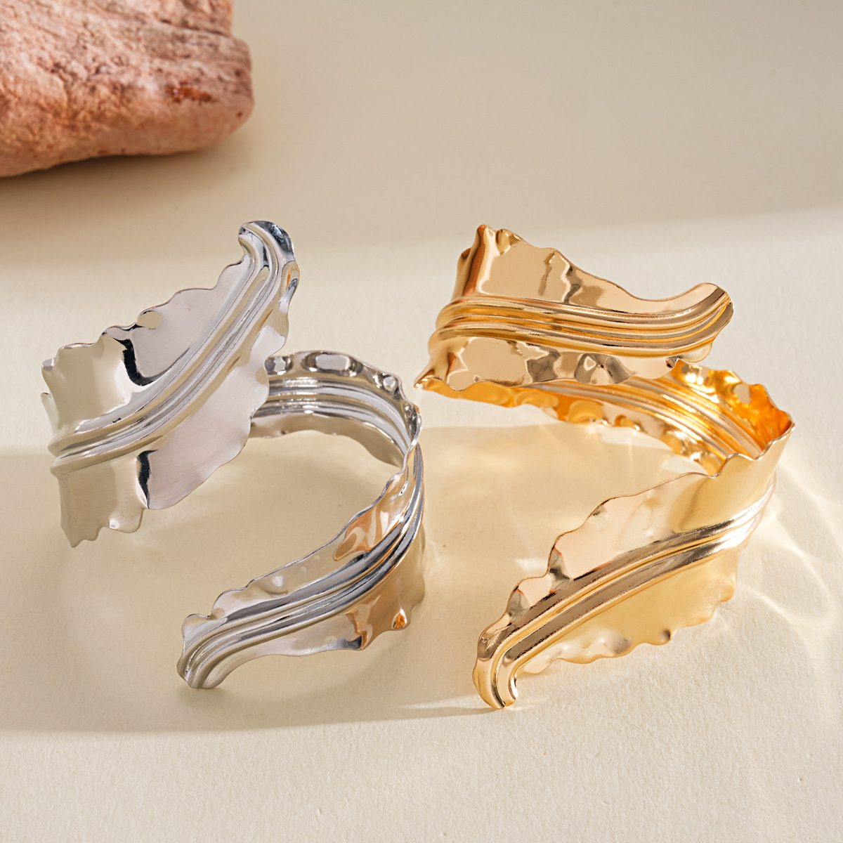 Europa y los Estados Unidos transfronterizos sensación metálica hoja plegado pulsera a rayas personalidad pulsera de moda única nicho de alta sensación de brazalete