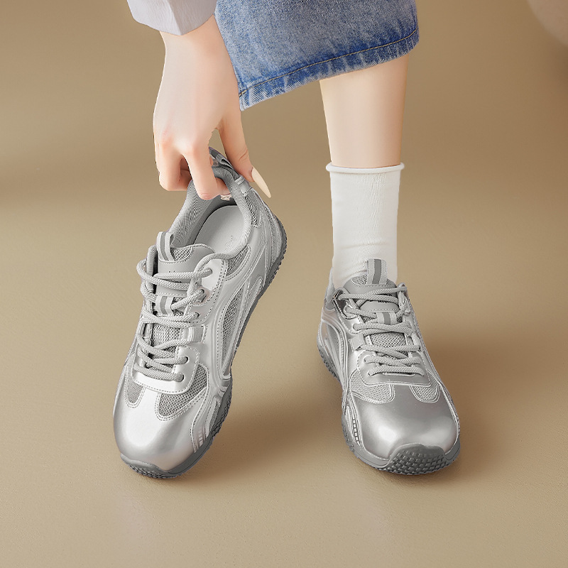 Zapatos de entrenamiento de plata de Augu Shi Deng para mujeres 2025 nuevos zapatos de invierno retro con suela gruesa y veludo deportivos casuales de plancha