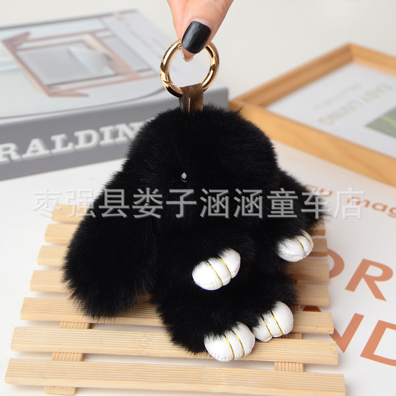 萌えウサギは死んだウサギのストラップを装っています。