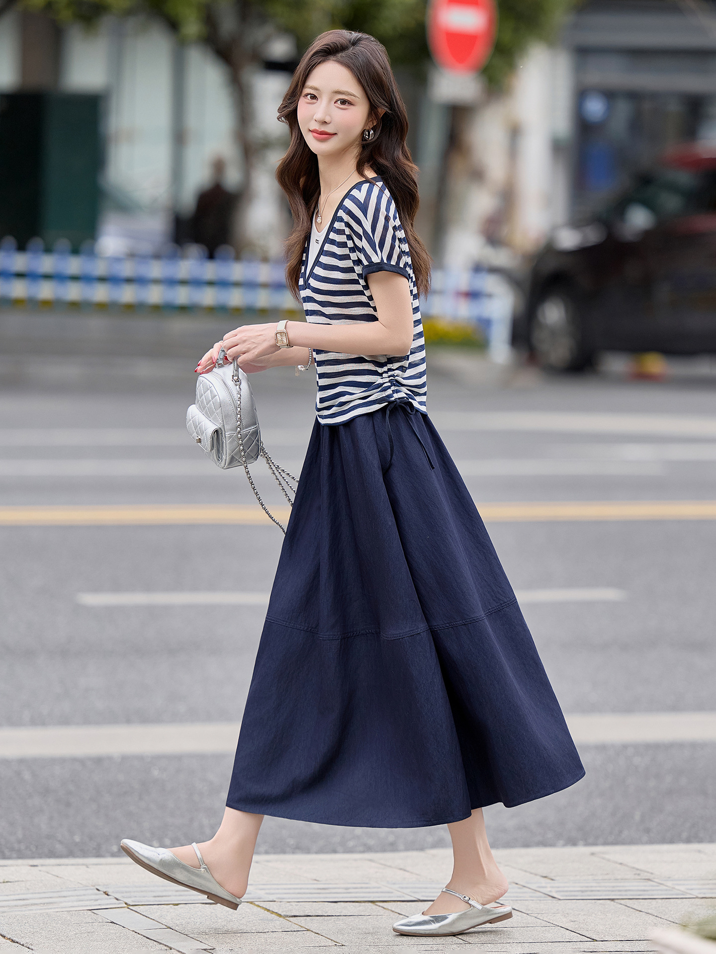 Bộ váy hai mảnh tay ngắn sọc kẻ kết hợp chân váy denim mùa hè 2026 — Màu ảnh