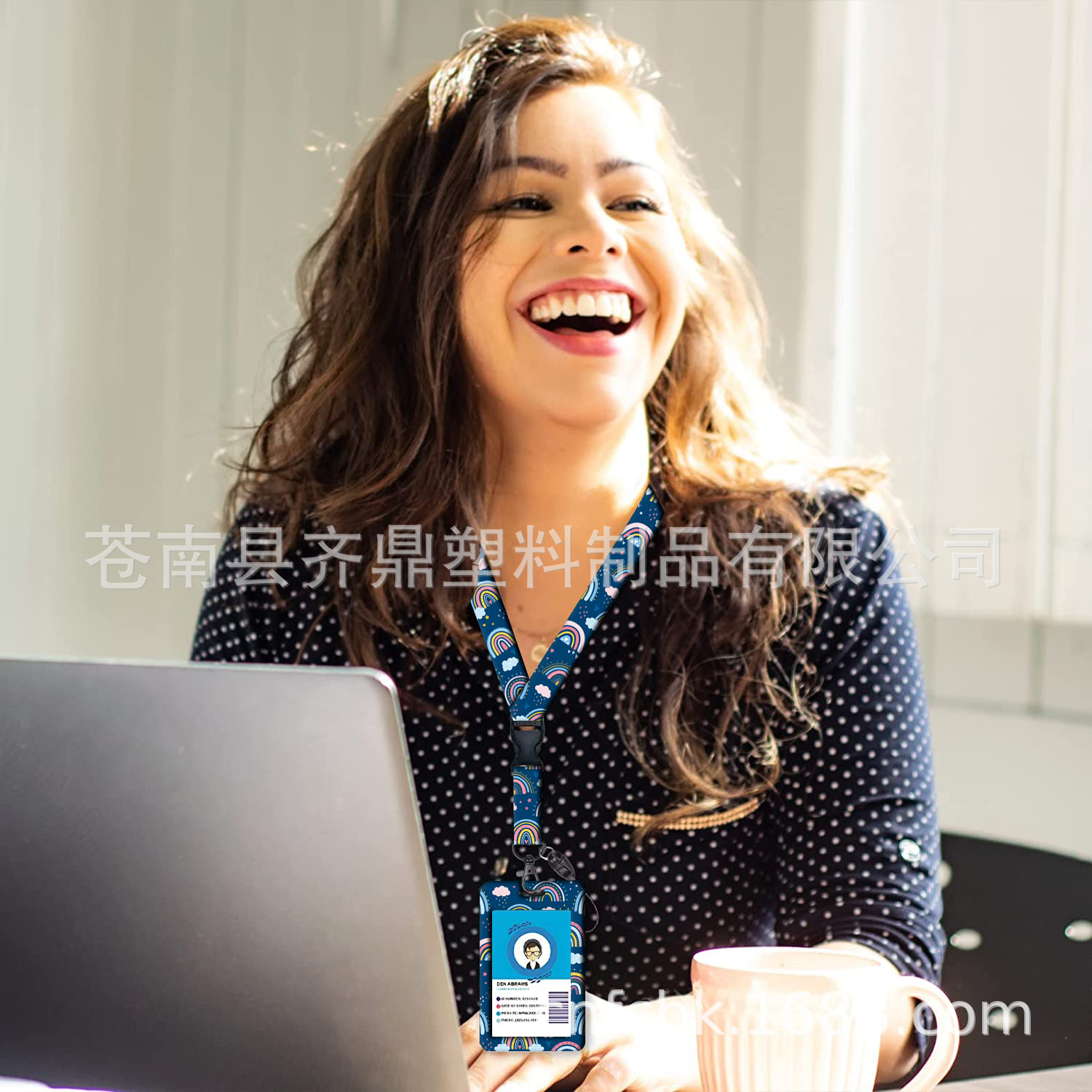 Ronda de aleación de zinc de epoxi arco iris fácil tire hebilla transferencia térmica de poliéster cordón de plumas de pvc titular de la tarjeta de identificación floral