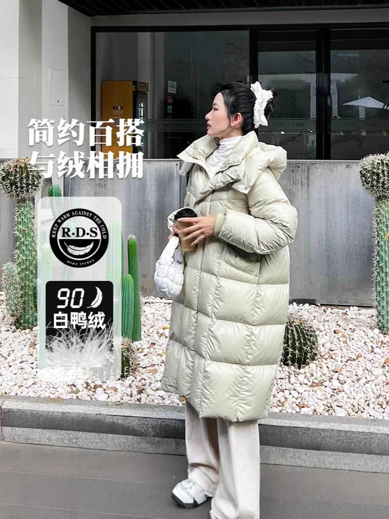 高級感超軽量シュークリーム雲ダウンジャケット女性の中長型2024冬の新型90白鴨パイルの厚いコート