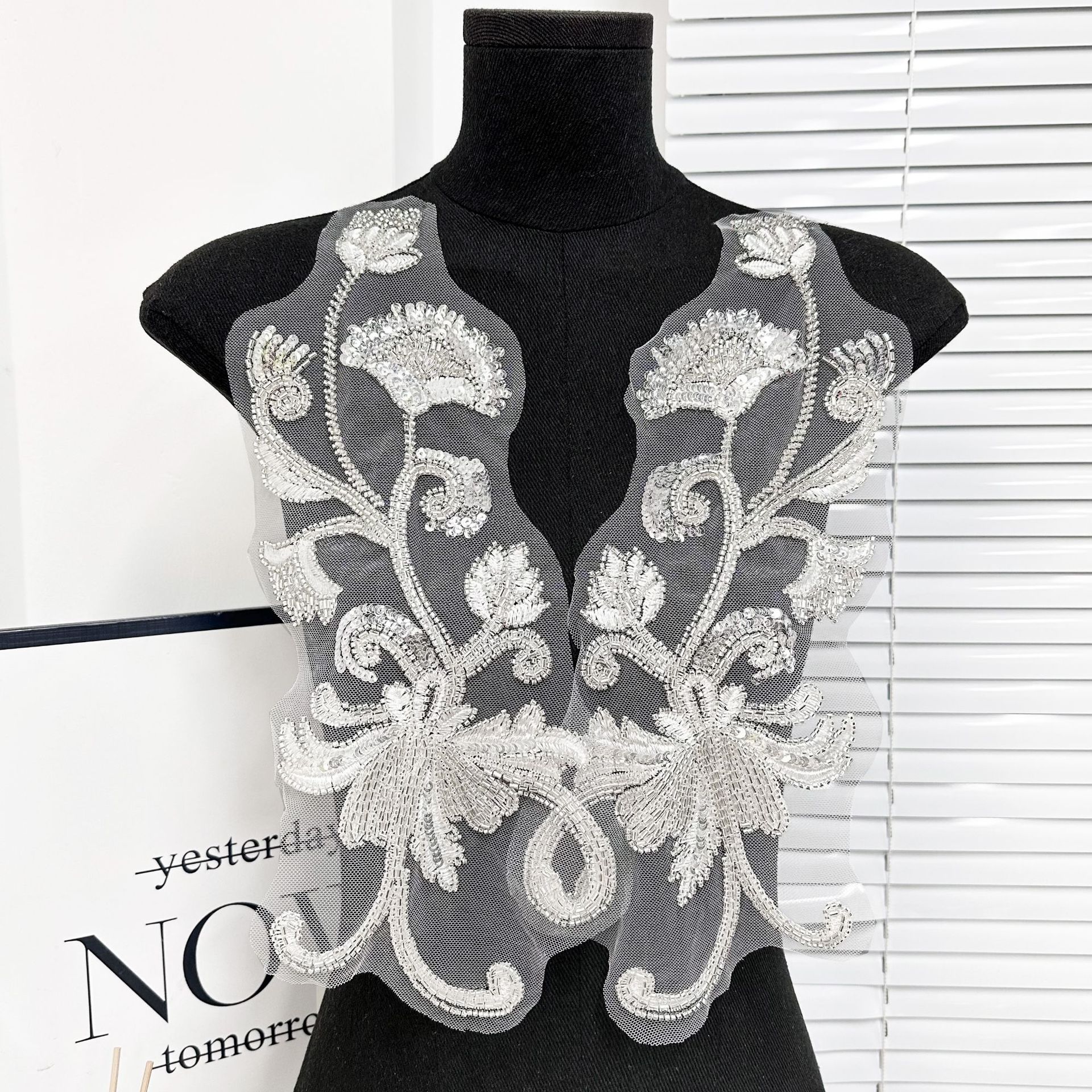 Guangzhou hilo de malla inferior de seda de plata bordado esquinilla flor de patrón floral hermosa ropa camisa accesorios de decoración 13 líneas