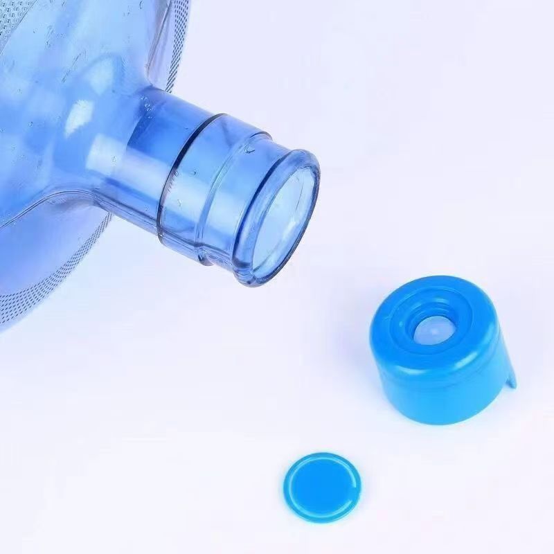 La tapa del cubo de agua pura universal se tapa repetidamente con la tapa del dispensador de agua, la tapa del cubo de agua mineral se tapa con la tapa sellada del cubo de agua potable.