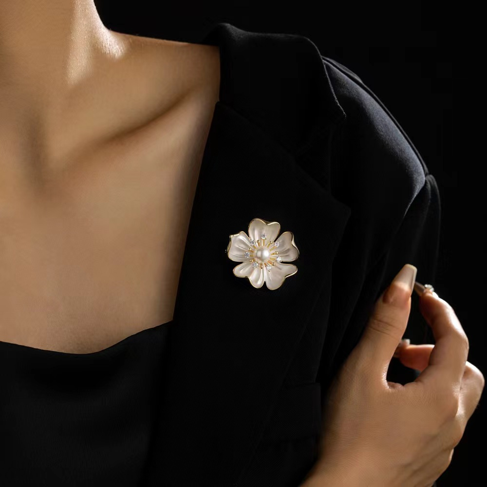 Camellia Brooch with a High-End, Luxurious Feel, Super Beautiful Enamel-Painted Floral Design, Anti-Exposure Pin for Women