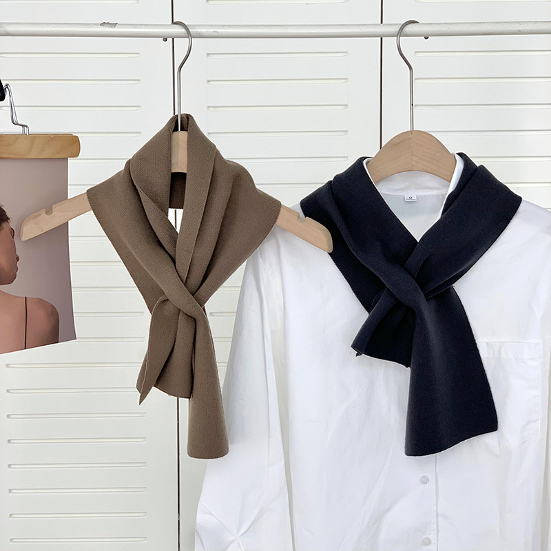 Sopa de punto de alta sensación de otoño y invierno nueva bufandas coreanas de color sólido decoración universal calentamiento del cuello cruzado