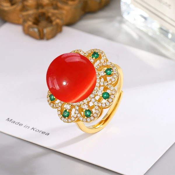 Red golden ring, cat's eye