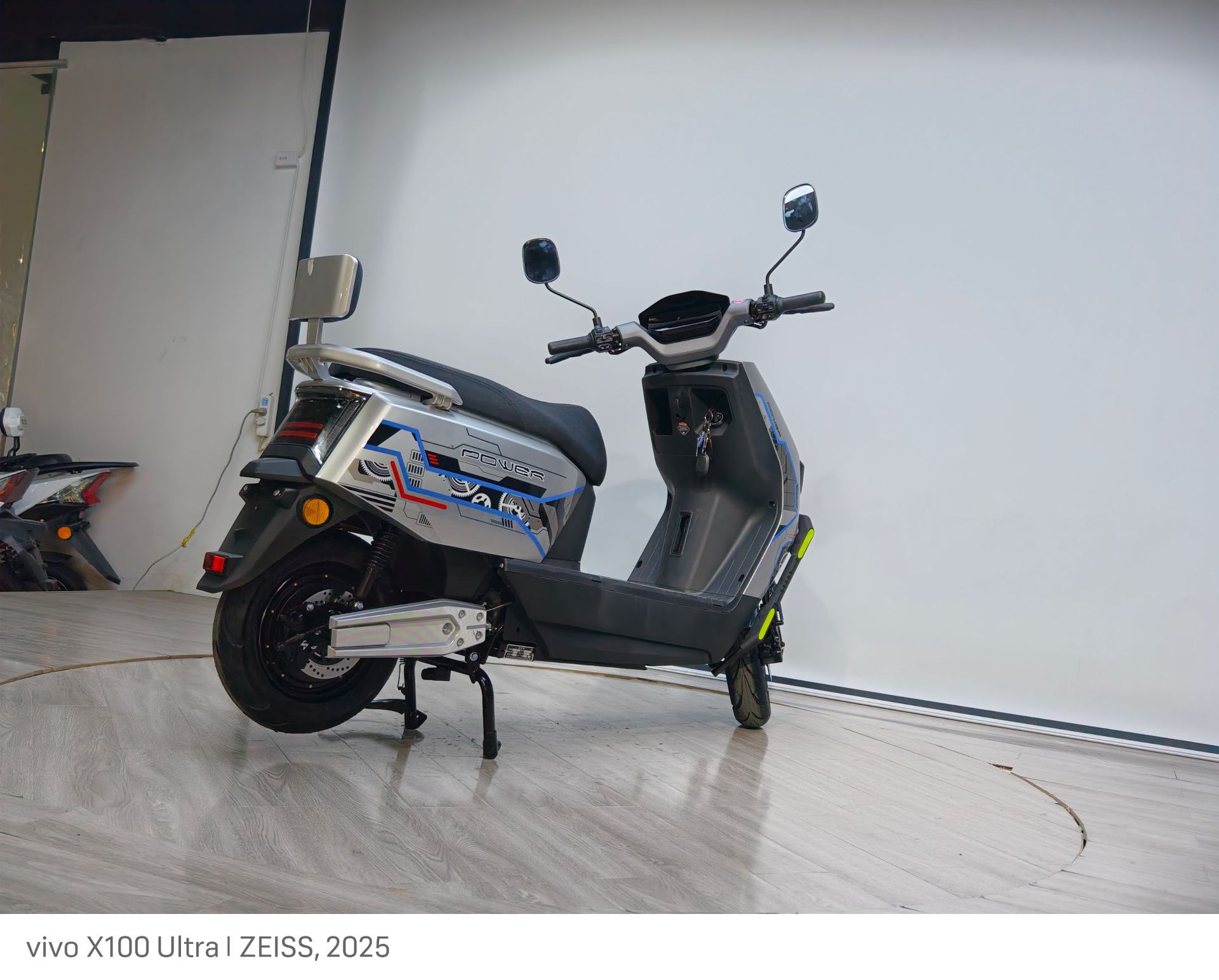 Foreign Trade Export Cangqiong Electric Motorcycle, Commuter Electric Scooter, Electric Scooter with Long Range and High Power